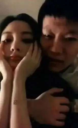 李小璐pgone穿情侣装搂抱亲亲视频曝光 pgone称视频系去年发布 抖音