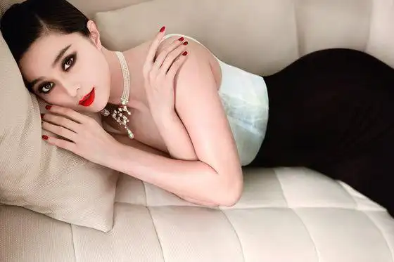 在中国演艺圈中,论美艳,她是绝色,曾经不.