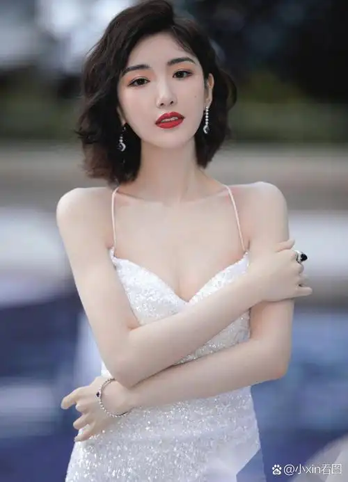 毛晓彤又细又圆的身材魅力无穷,丰满圆臀,修长苗条,这就是她完美比例