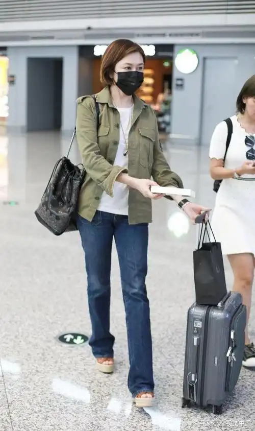 关之琳短发造型现身街头,冻龄女神对镜头卖萌还是少女十三姨