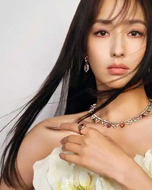 佟丽娅,这位中国内地知名女演员,以其出色的演技和独特的气质赢得了