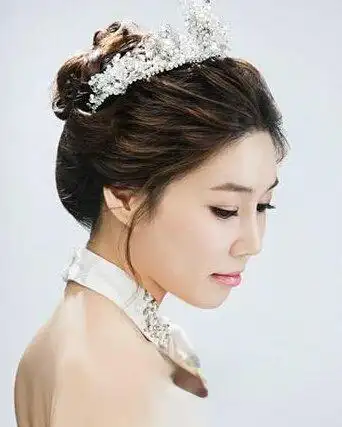 好看简单的韩式盘发扎法效果图