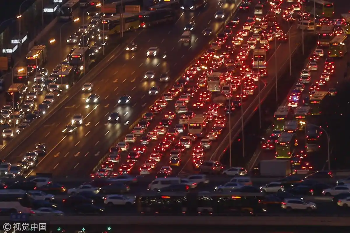 假期后首个工作日,北京的晚高峰
