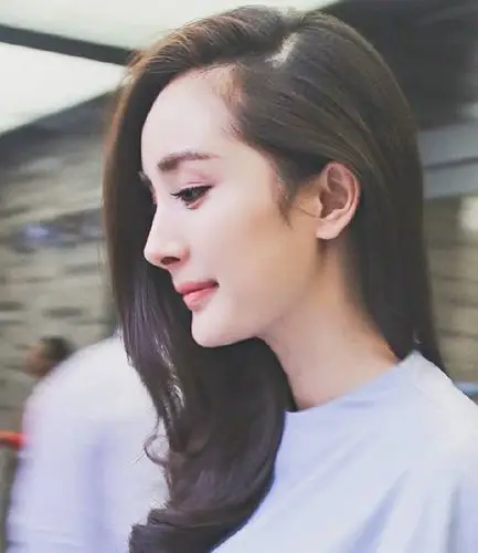 真的是比圈里很多老演员都多了,杨幂的颜值也是杠杠的,看看她的侧脸
