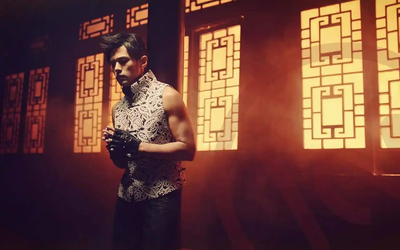 周杰伦·旧照壁纸:这张竟然像村头"二黑子"!