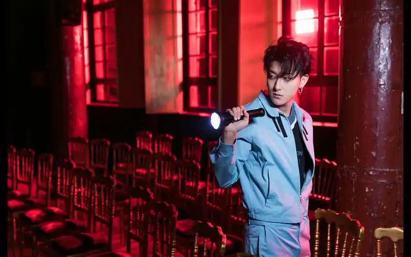 黄子韬帅气写真电脑桌面壁纸图片