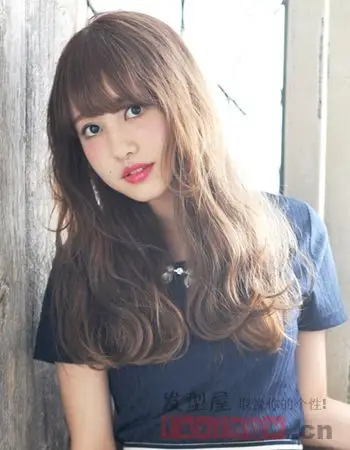 人气齐刘海长卷发发型 甜美可爱少女风