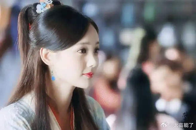 对比之下李一桐版本的黄蓉真的算贴脸又灵动的,当年和杨旭文的cp感也