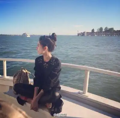 评论  #左耳情话·右耳年华# 原来喜欢不可以伪装 原来快乐不可以假装