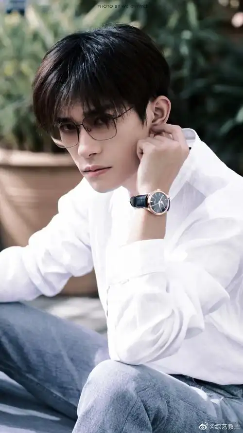 小易总在法国好好玩哦~黑色细框眼镜我直接妥妥小说的男主啊~年少成名