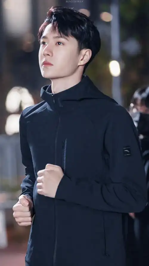 王一博现身小米园区##王一博同款k70今晚见#再来回顾王一博2021遗跑