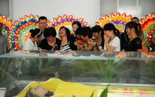 最美抗癌女孩离世骨灰不留家中好友称代其尽孝