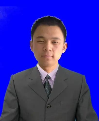 请求大神把下面照片ps成正装蓝底,谢谢