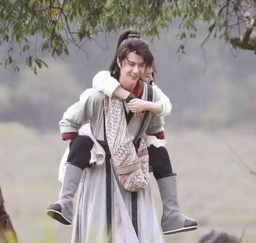 《有翡》杀青合照糊掉,赵丽颖脸全剧组最小,王一博杀青失败!