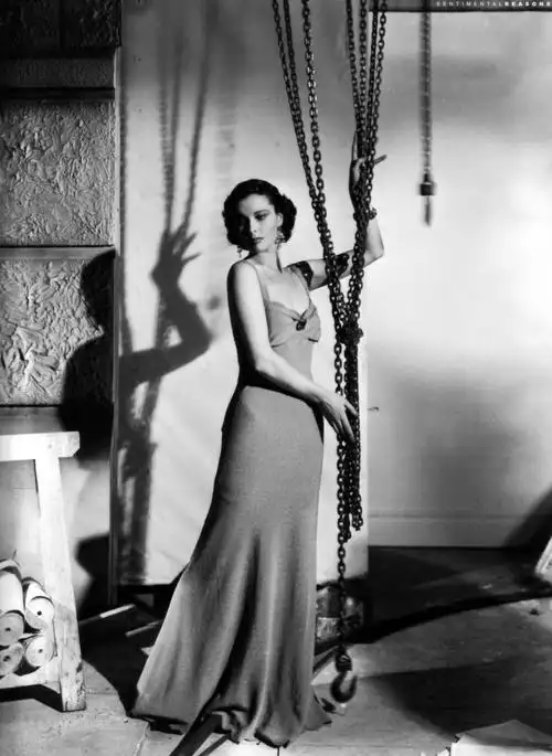 费雯丽《vogue》大片,1935年费雯丽的老照片大部分是黑白照片,从这些