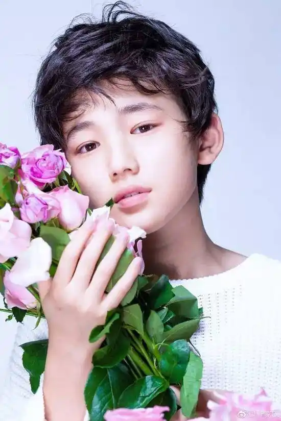 第五位是来自我们13岁的宋亚轩小朋友(在我这个年纪,他的确是小朋友了