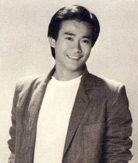 71岁郑少秋帅气依旧,年轻时曾和儿时梅艳芳姐妹合照_时候_流量_明星