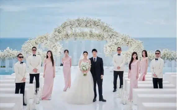 43岁潘玮柏晒结婚照和妻子宣云手拉手同框气质非凡太般配了