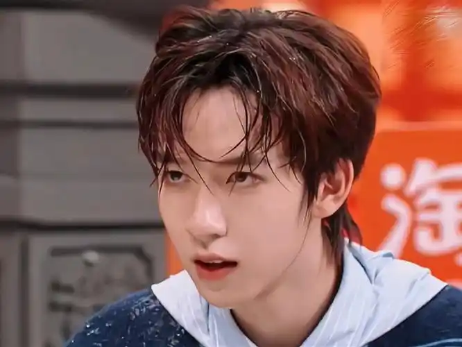 湿发简直就是贺峻霖的猎鲨时刻.#贺峻霖被包子烫耍了一段杂技