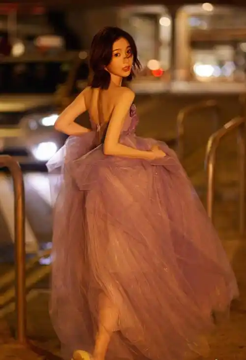 毛晓彤紫色抹胸薄纱裙夜晚性感写真_披肩_长发_照片