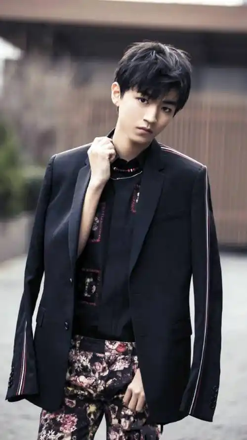 tfboys里18谁的王俊凯俊美帅气,网友:穿衣搭配和发型时尚帅气