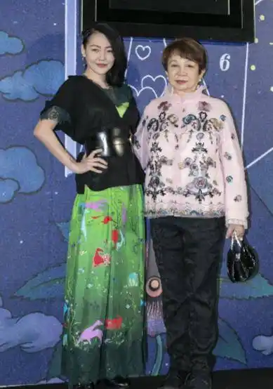 原创国际巨星变好媳妇小s带婆婆看夏姿大秀却想先给老公穿