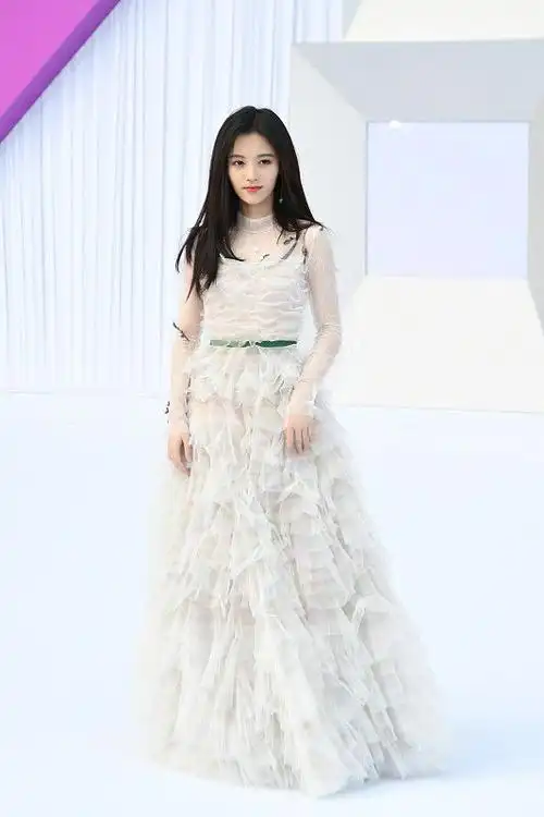 鞠婧祎真在逃公主无修图照片也很美身穿礼服优雅端庄