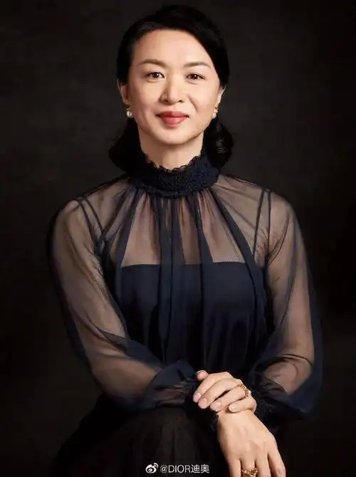 54岁金星近照曝光评论区彻底沦陷变性26年后她怎么变成这样了