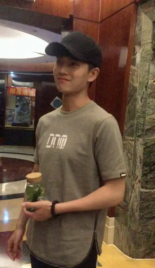 任嘉伦素颜照曝光粉丝惊呼差点没认出