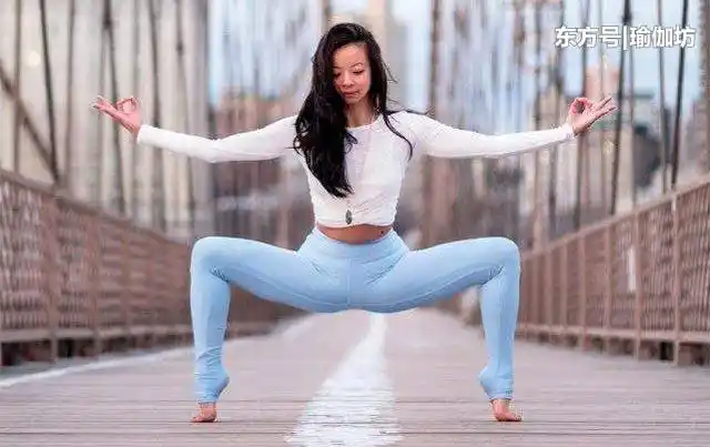 工作压力大?回家就练这4个瑜伽动作,可有效缓解压力_综合体育_东方体