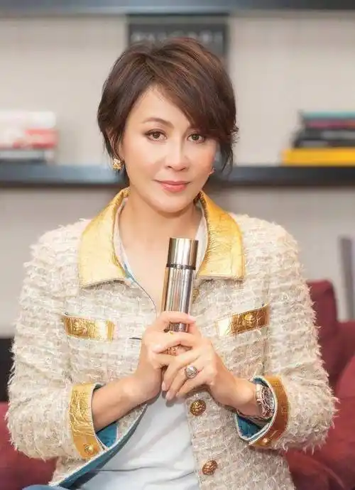 54岁刘嘉玲一早去祈福,身穿红色外套搭蓝色牛仔裤,华贵气质超强_西装