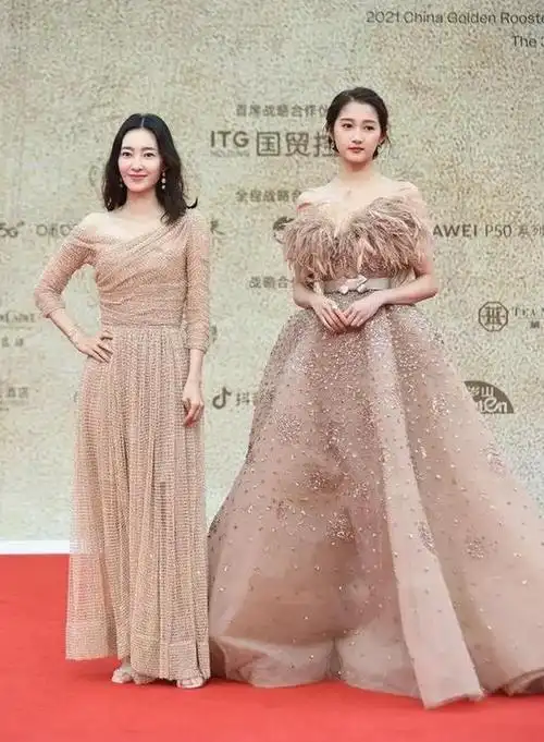 关晓彤在与张嘉倪同框时,也毫不逊色.身材的优势更加显而易见.