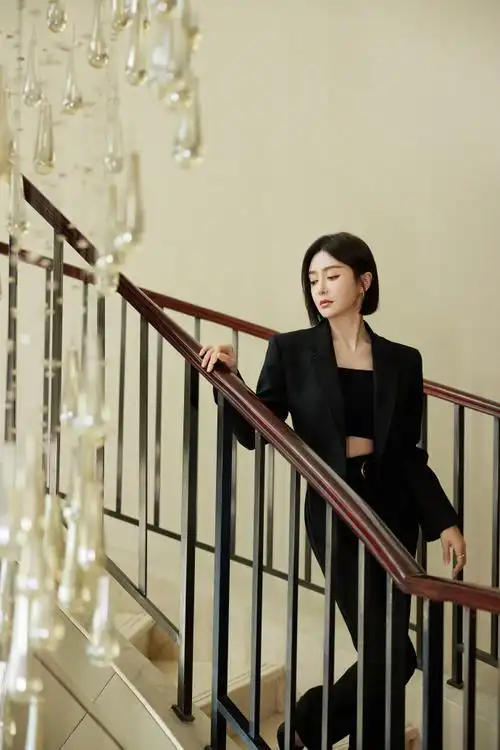 秦岚露腰西装##秦岚楼梯大片