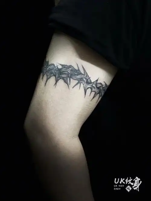 大臂纹身荆棘纹身臂环纹身