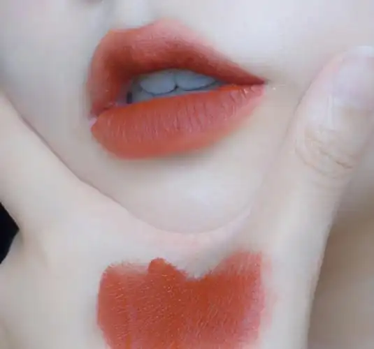 也是没有办法平价替代色的烂番茄,这支口红首先在饱和度上是非常