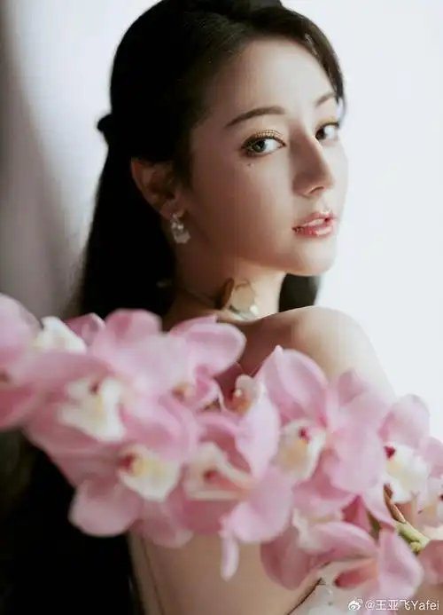 迪丽热巴##迪丽热巴金色眼妆#98桂花拿铁妆7515化妆:王亚飞