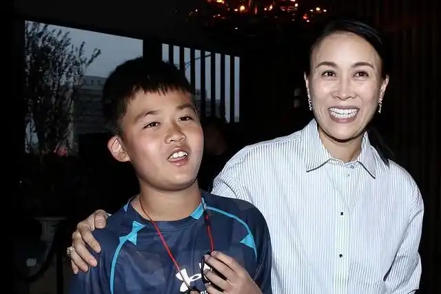 那英前男友高峰露面,51岁身材发福,在北京30多年首次坐地铁!