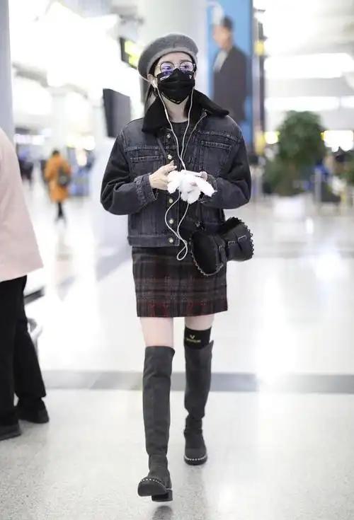 陈小纭街拍:拼接牛仔夹克"腰鼓包" 格纹裙过膝靴甜美乖巧