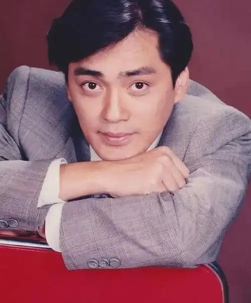 63岁汤镇宗,娶圈外女友恩爱33年无绯闻,如今女儿校花学霸两不误