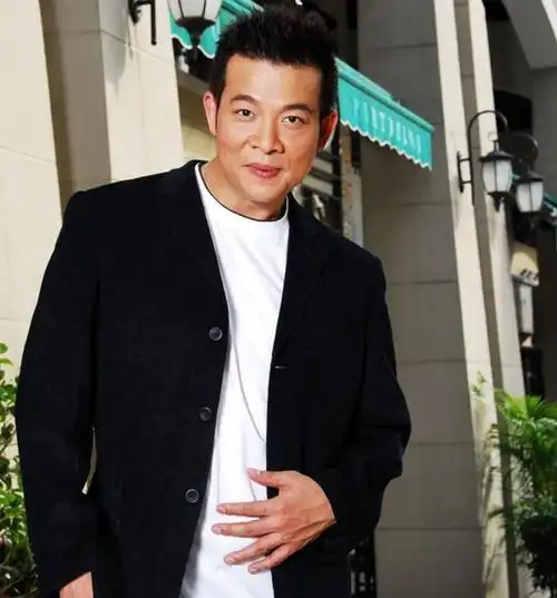 他是香港最著名的大反派,与刘德华是死对头,两段婚姻如今很幸福