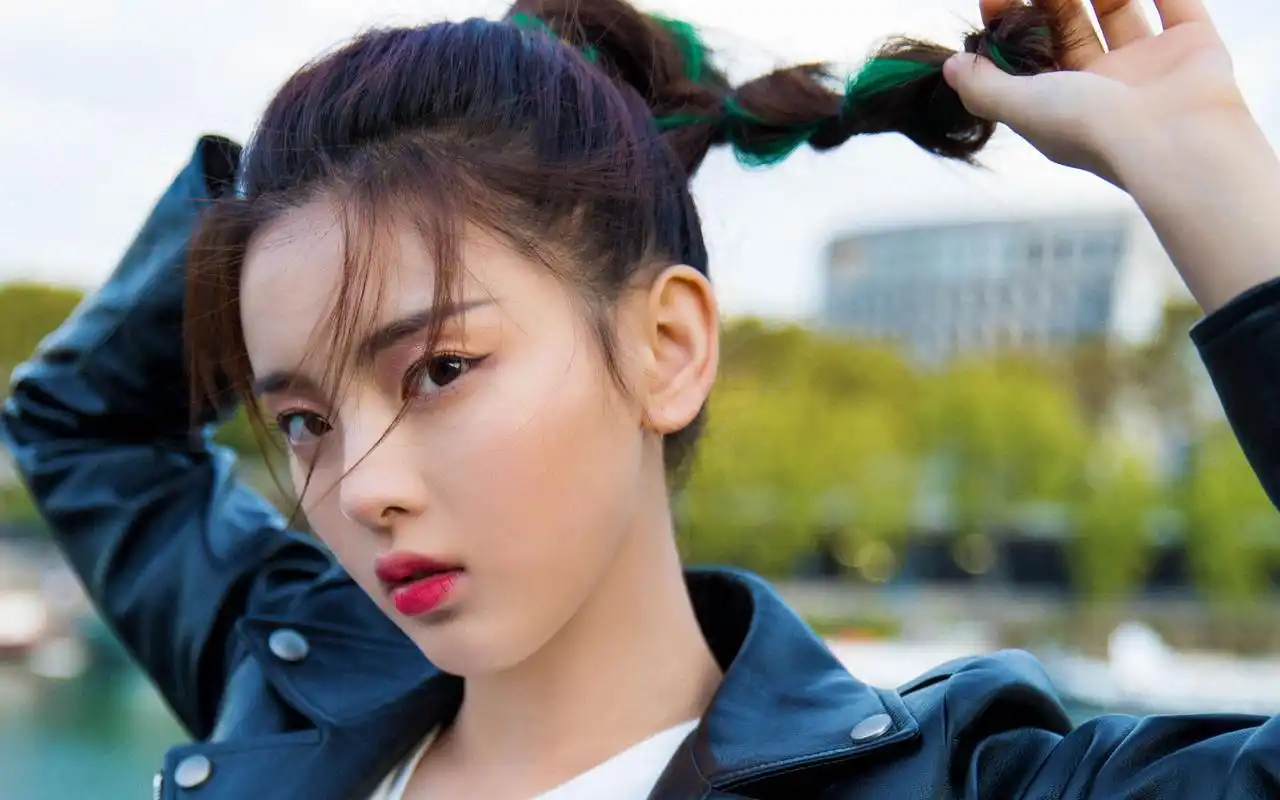 杨超越 x 巴黎时装周,硬照街拍全记录