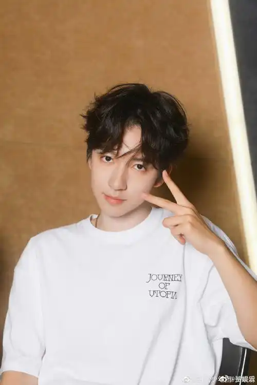 贺峻霖白t比耶照##贺峻霖看台本比耶随拍#贺峻霖看台本比耶随拍,可爱