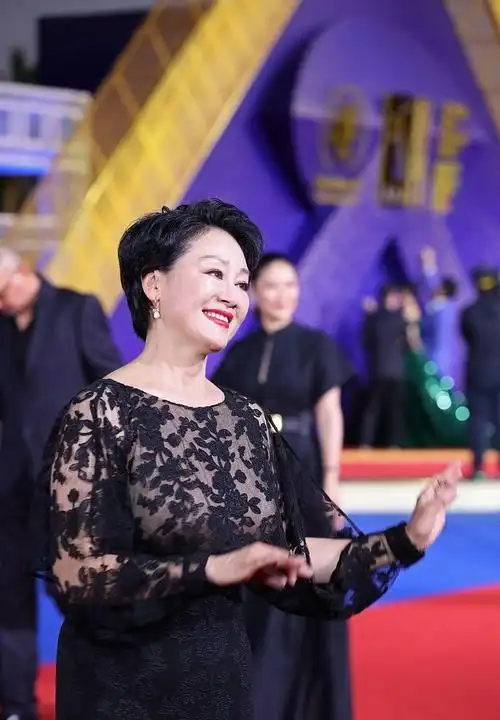 王姬老的真实自然,奶奶年纪穿精致黑纱裙,好气质比颜值更加分