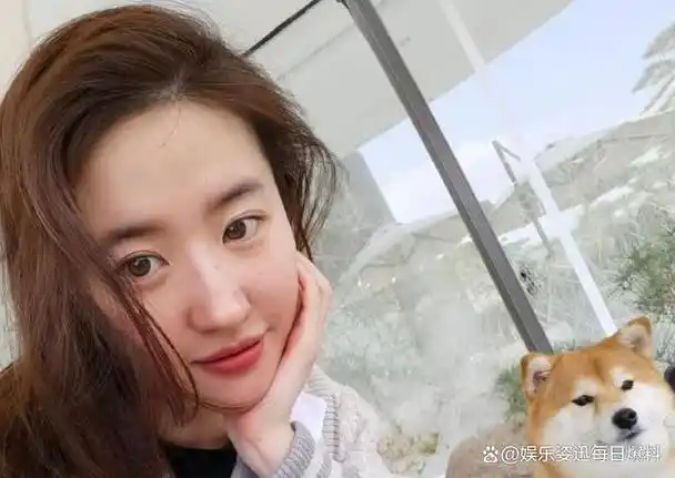 被戏谑"肥孔雀"无损好心情,刘亦菲素颜遛狗,仙气不减