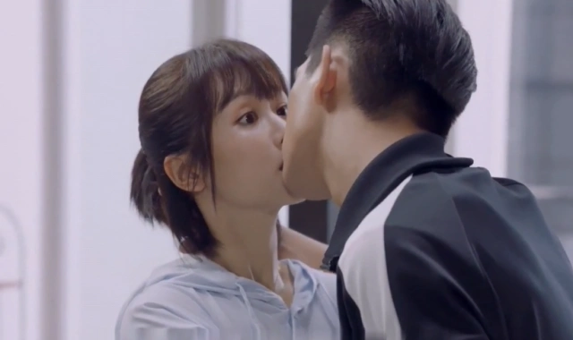 杨紫和李现的吻戏,请注意猫的眼神:我是谁我在哪?他们在干嘛?