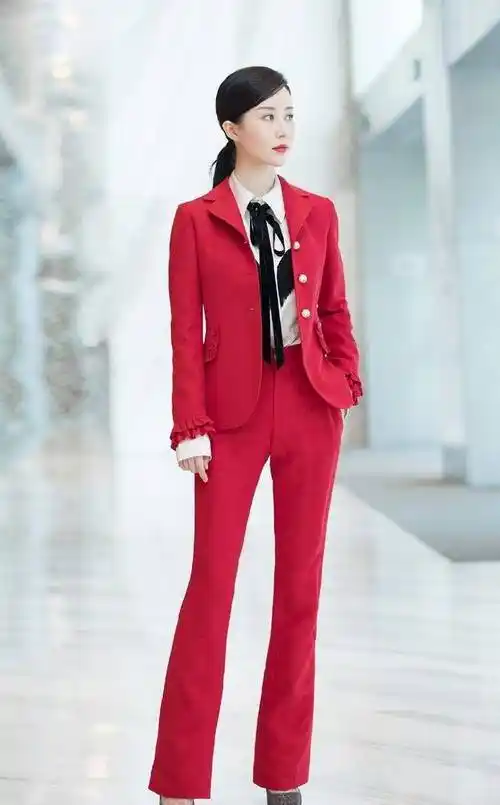 攻气十足!舒畅一身红色西装亮相干练时髦网友:美的不像话