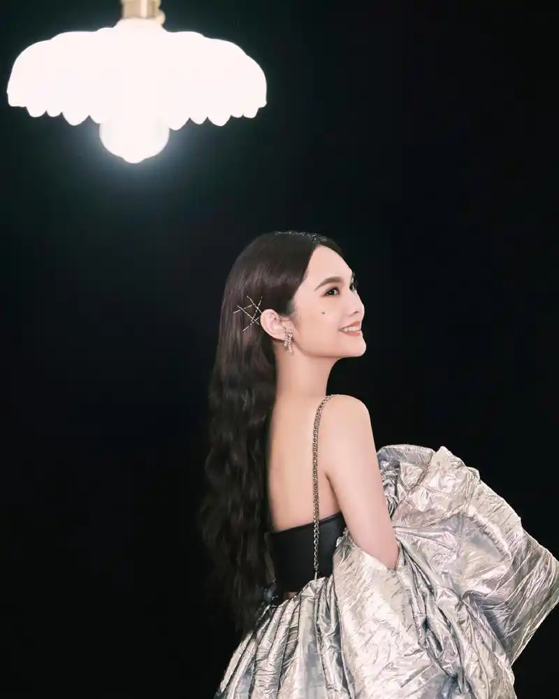 杨丞琳穿吊带黑裙妆容精致气质满分