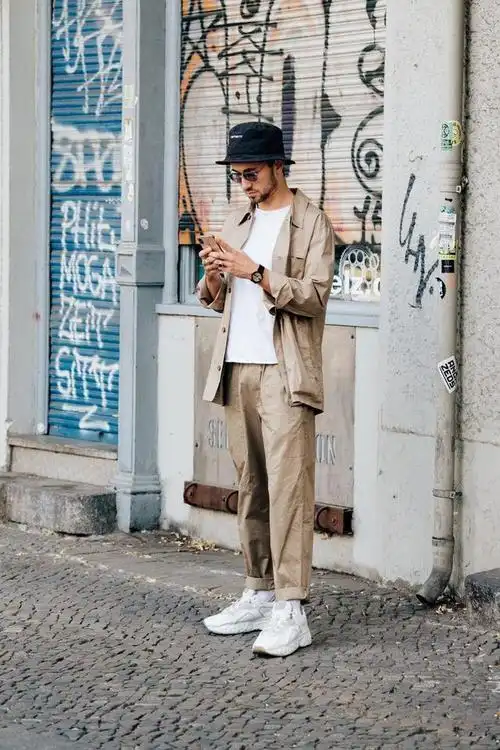 军绿色上衣搭配什么裤子有型?