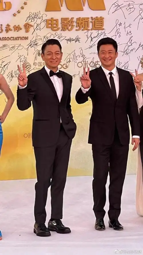 流浪地球2剧组亮相金鸡奖红毯##刘德华吴京比耶神同步