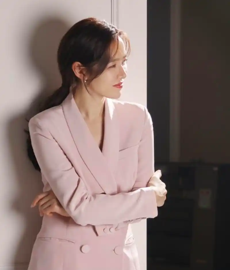 刚刚好的修身效果把孙艺珍凸显的大气又特别干练,简单的侧脸和